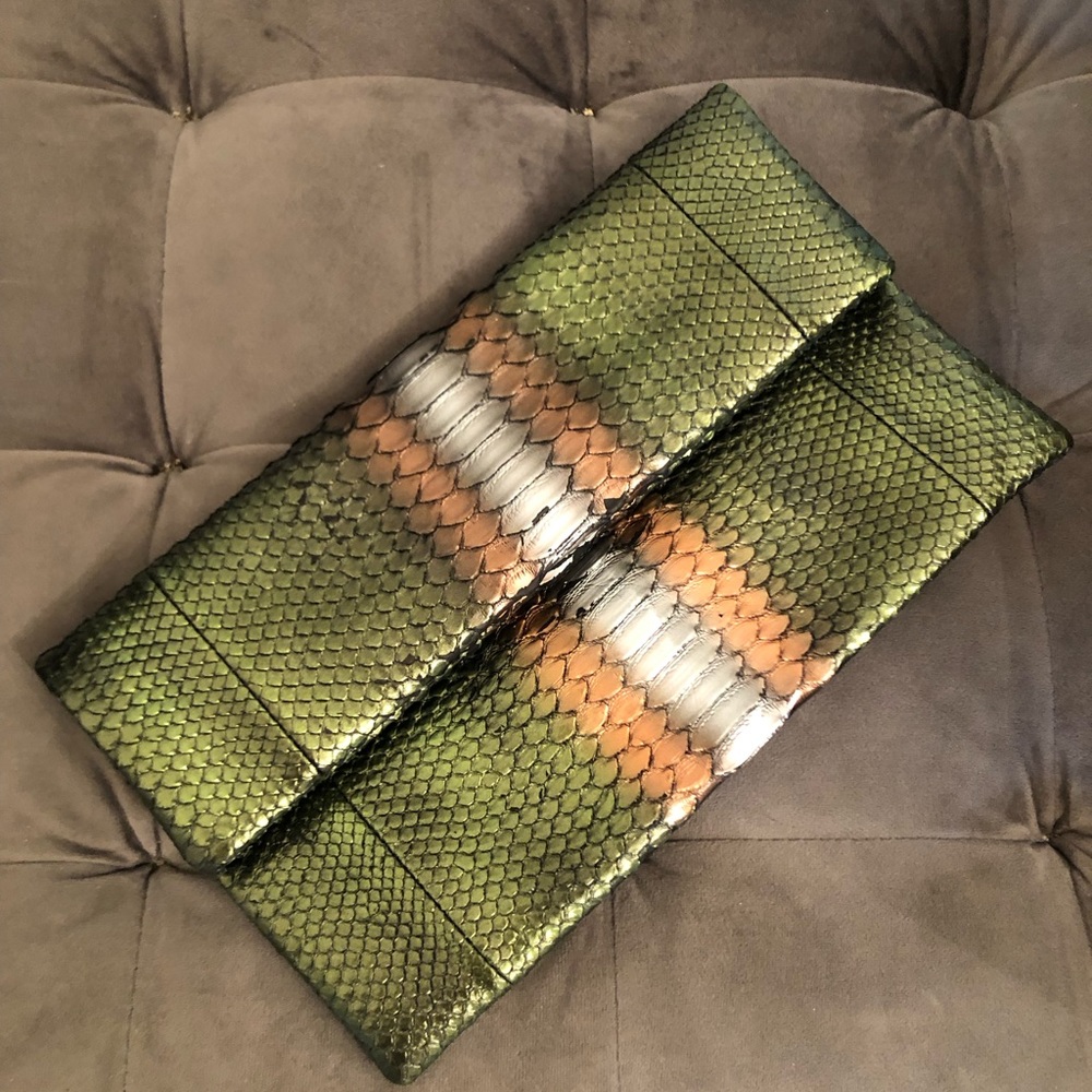 Cacharel clutch